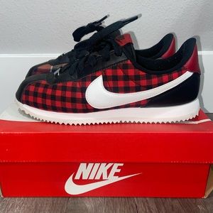 Nike Cortez SE (GS) size 5.5Y =7 Women